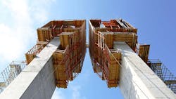 The two pylon legs of the Ironton-Russell Bridge were climbed simultaneously using the PERI ACS-R system.